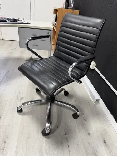 Silla De Oficina Ejecutiva Negra Base Cromada Ruedas