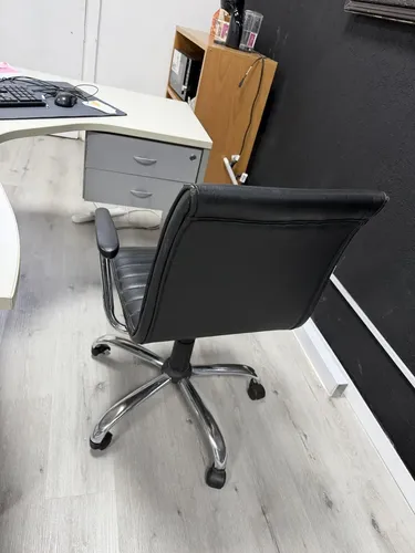 Silla De Oficina Ejecutiva Negra Base Cromada Ruedas