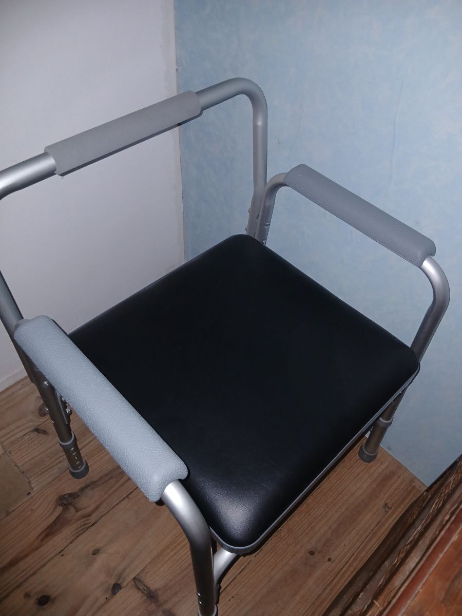 Silla con bacinilla para adultos