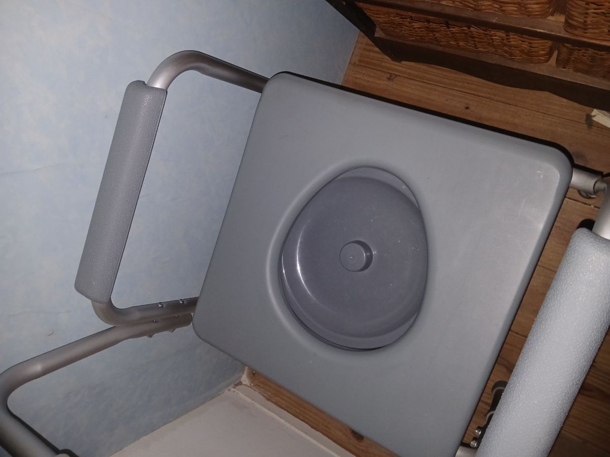 Silla con bacinilla para adultos