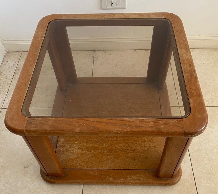 Mesa ratona de madera con vidrio