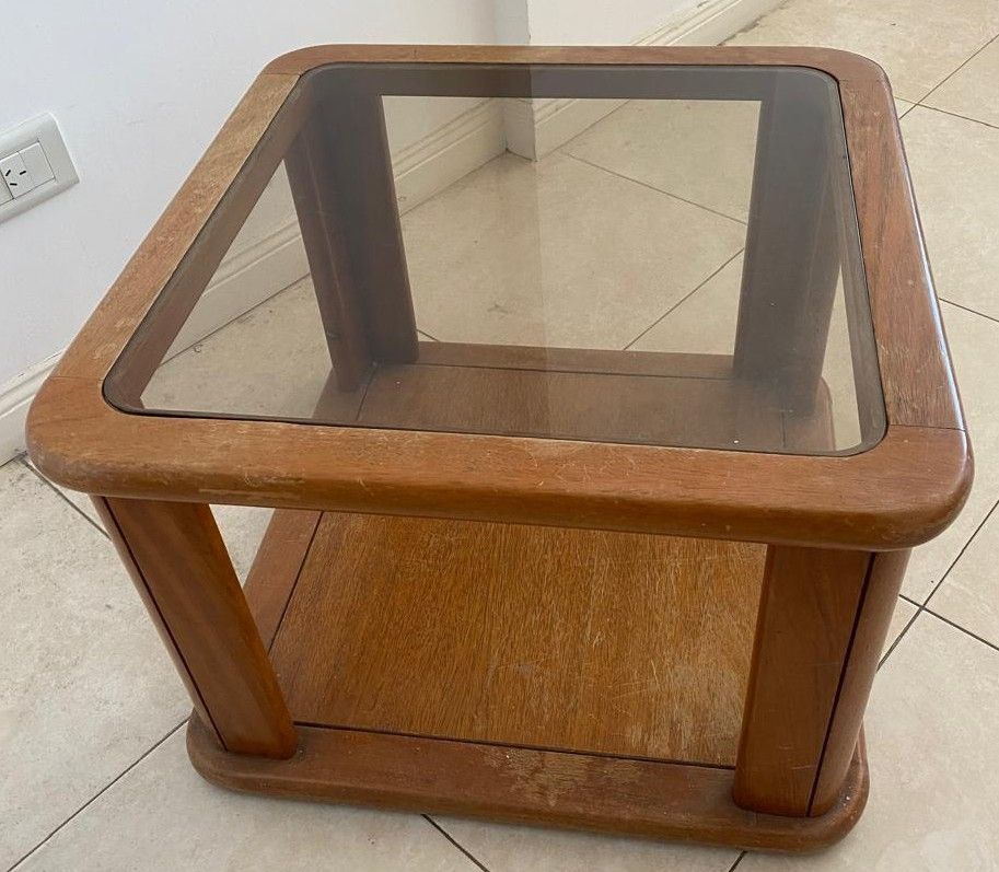 Mesa ratona de madera con vidrio
