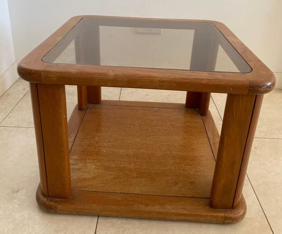 Mesa ratona de madera con vidrio