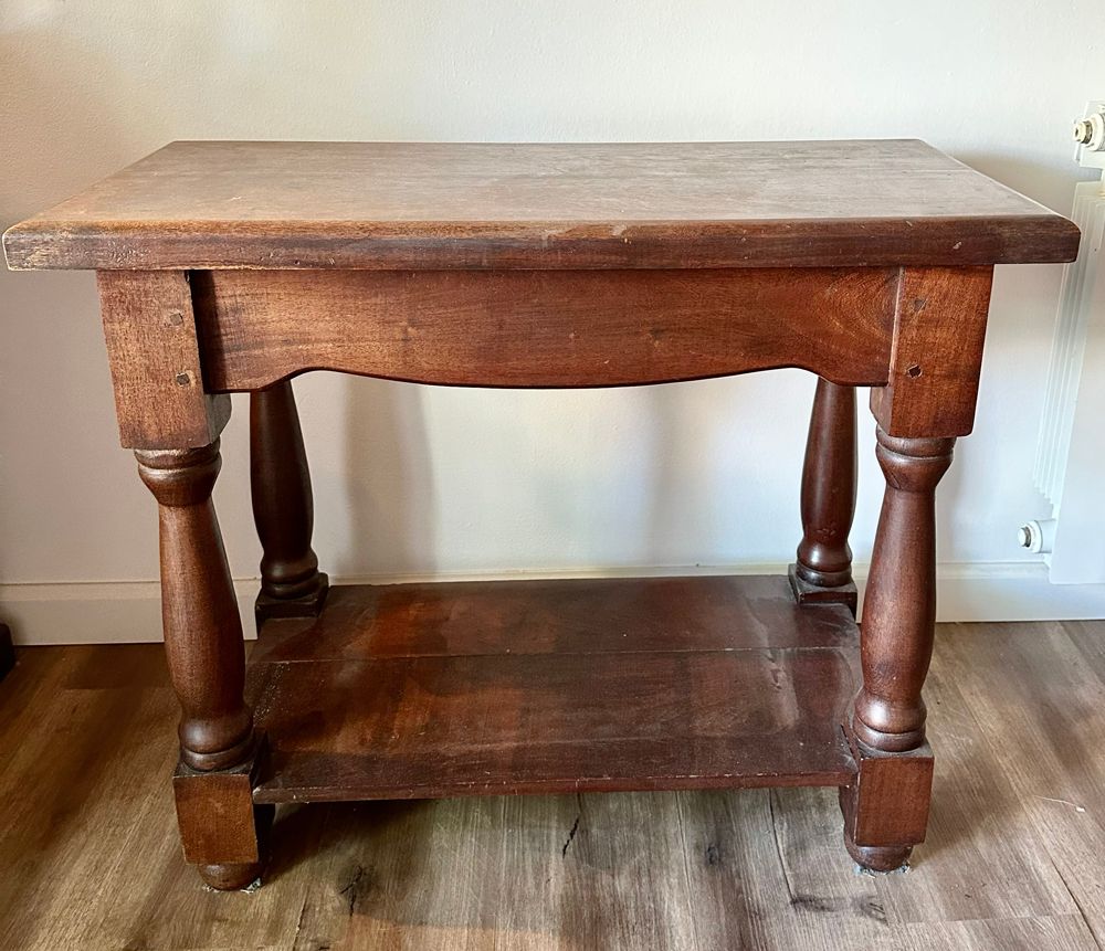 Mesa de televisor de algarrobo