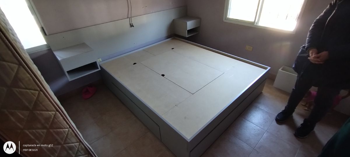 Cama box con respaldo y mesas de luz con 6 cajones y 3 bauleras 