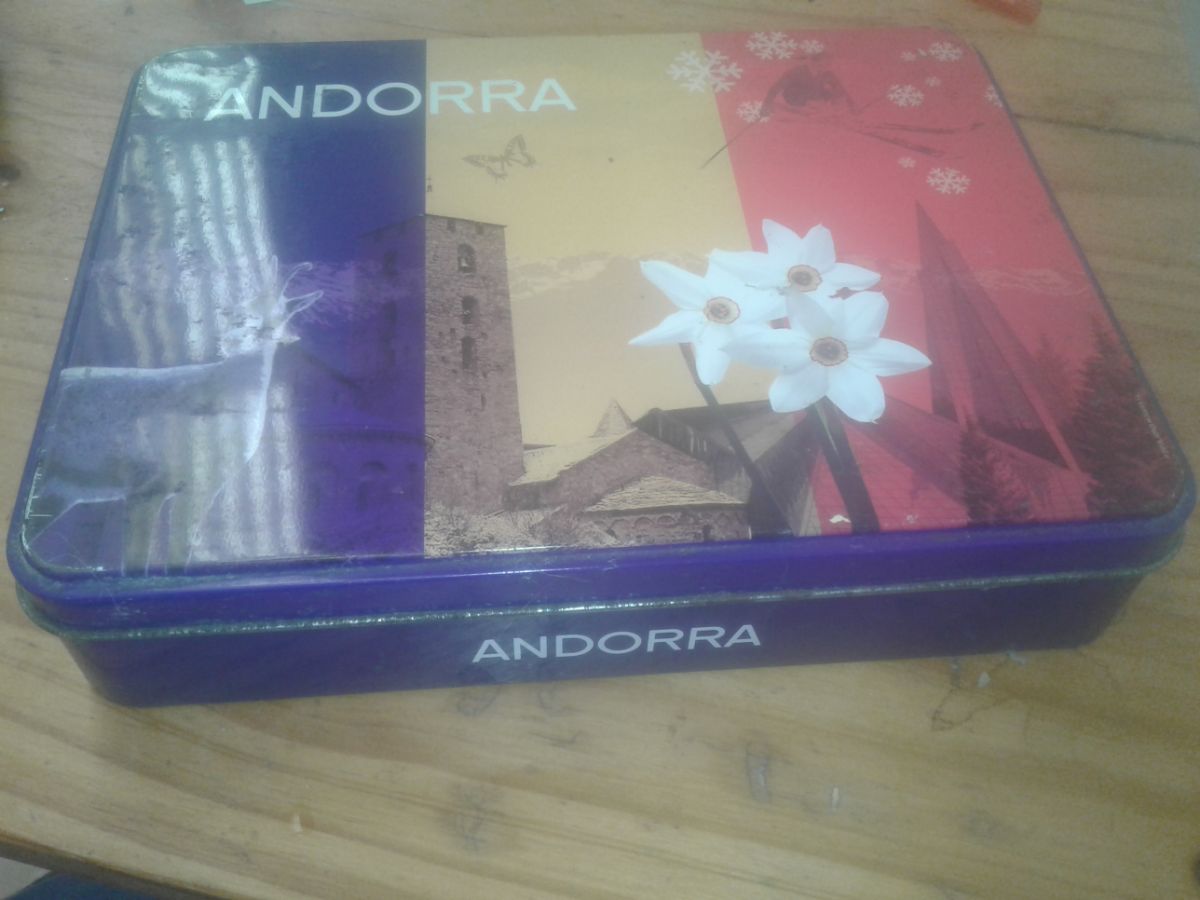 Caramelera, Vasos licor y lata contenedora