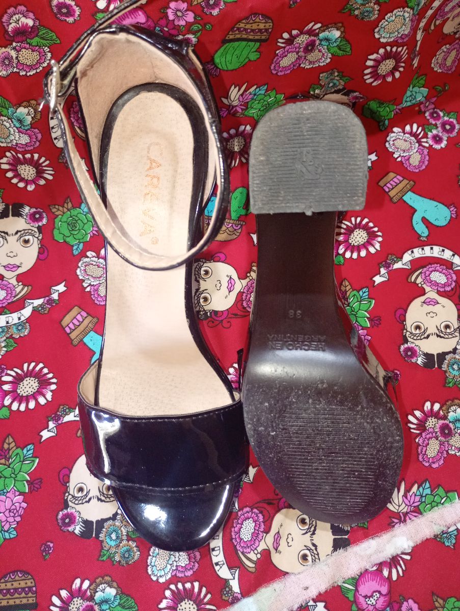 Zapatos negros de charol 