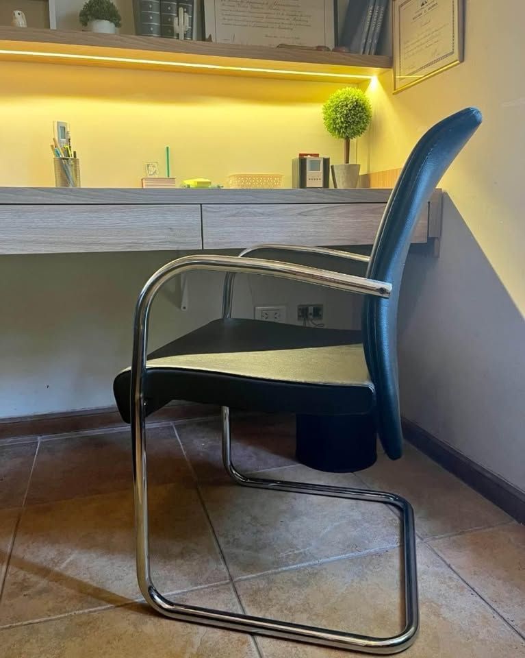 Sillón cromado tapizado ecocuero