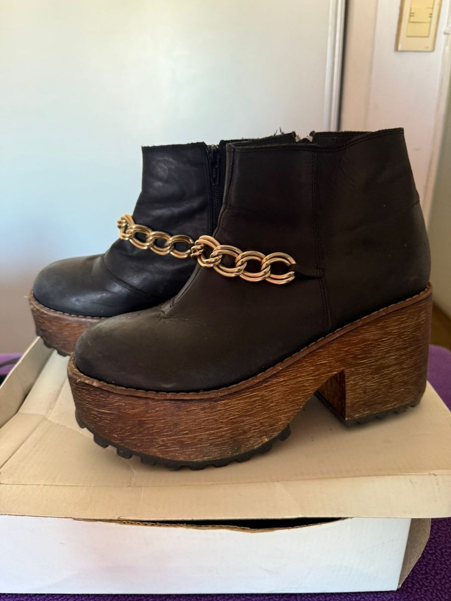 Botas negras con plataforma y taco de madera 