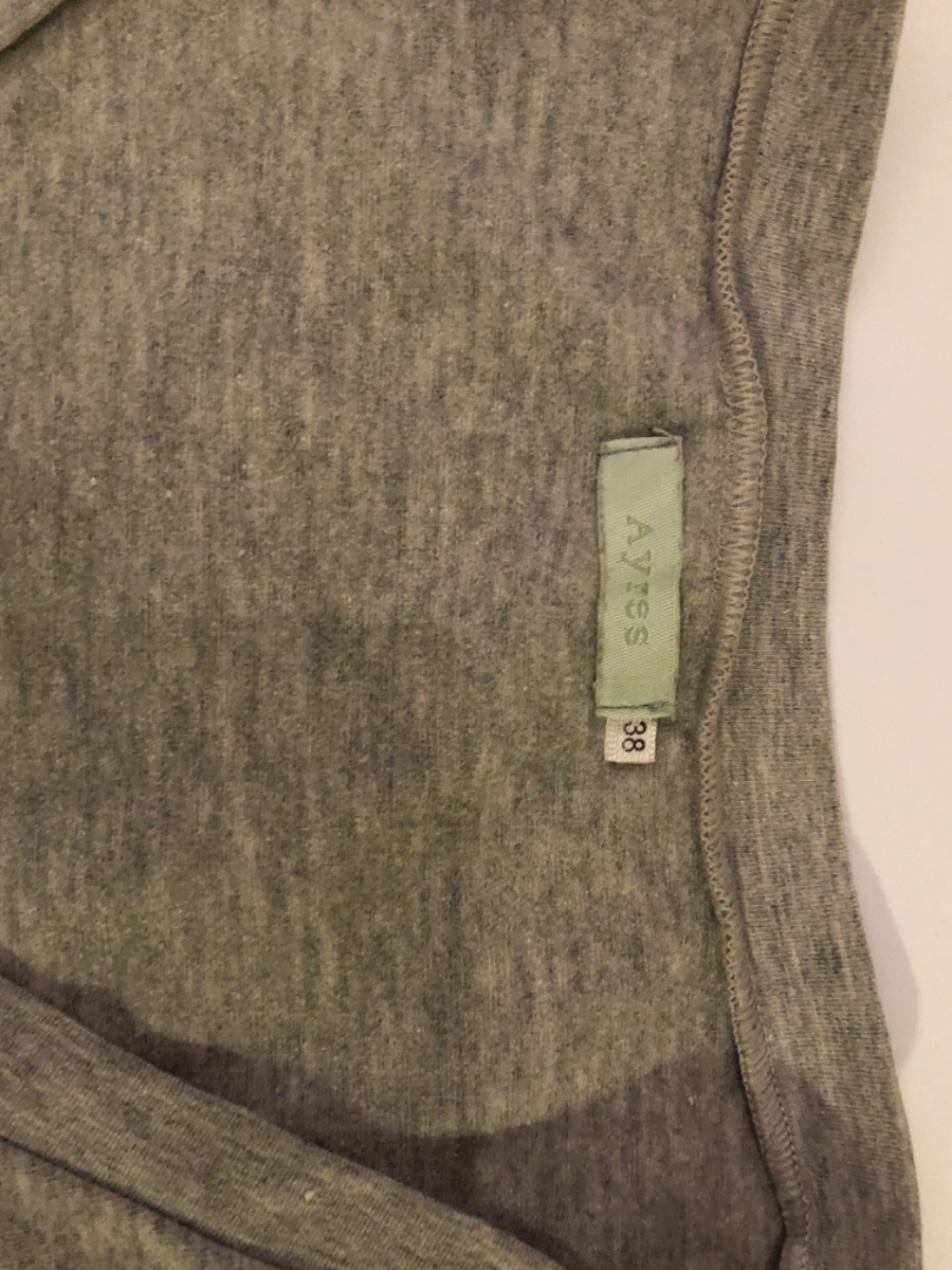 Remera gris al cuerpo marca Ayres