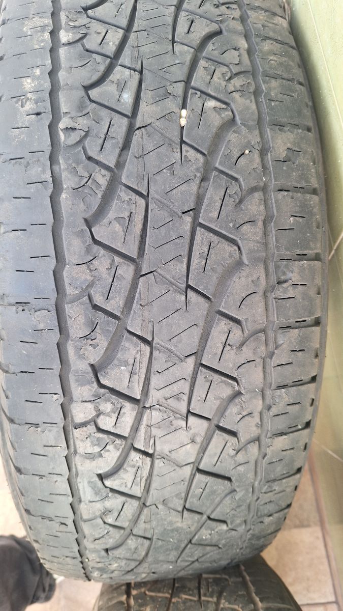 4 Cubiertas Pirelli scorpion ATR 265 65 17 2 con 40000km solo una con 1 parche y 2 con 45000. 