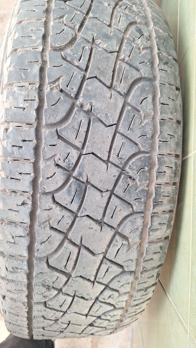 4 Cubiertas Pirelli scorpion ATR 265 65 17 2 con 40000km solo una con 1 parche y 2 con 45000. 
