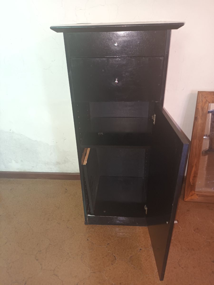 Chifonier negro con cajones y puerta