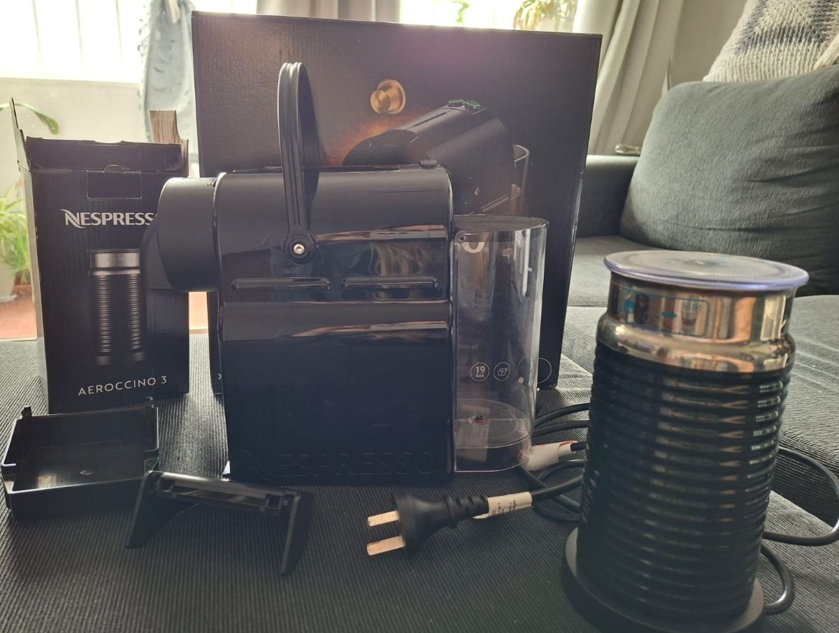 Cafetera Nespresso Inissia + Aeroccino 3 espumador de leche