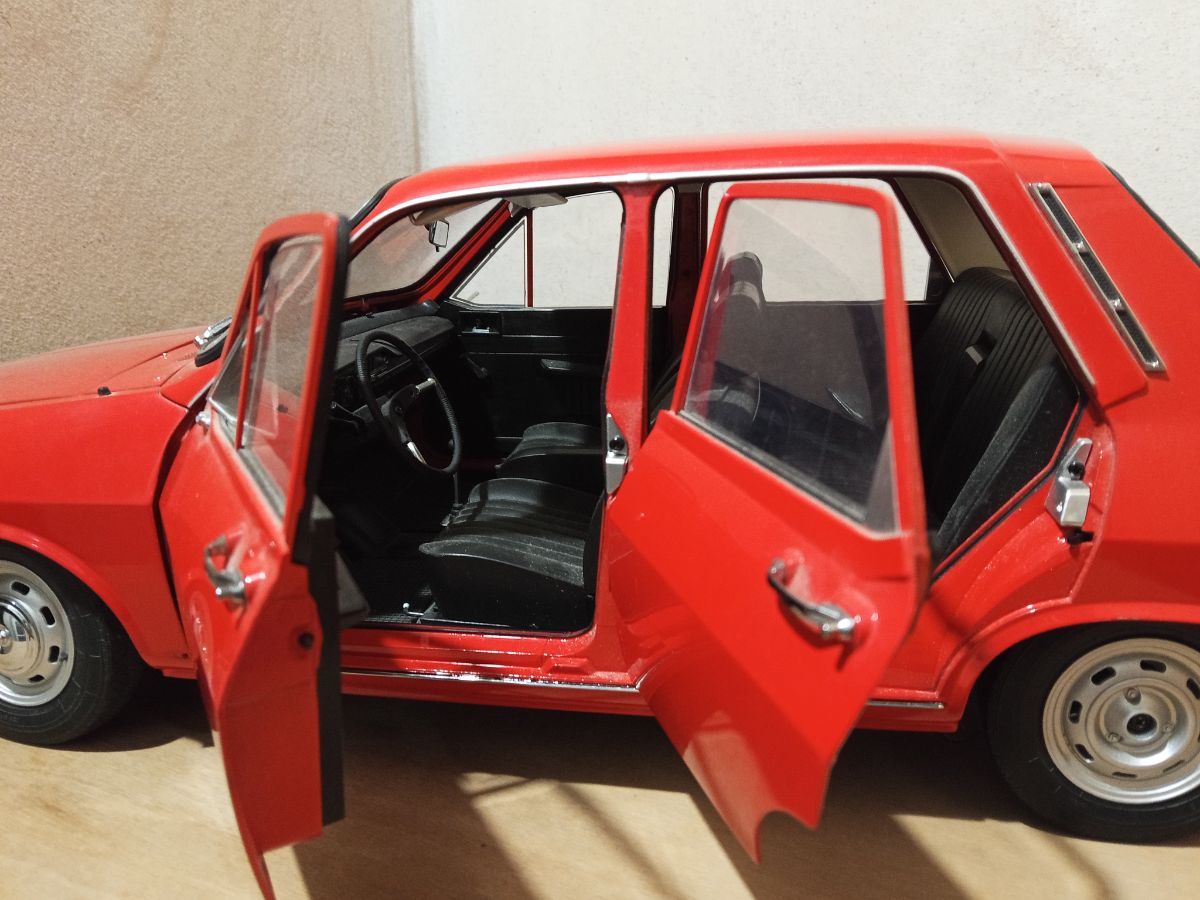 Renault 12 a escala