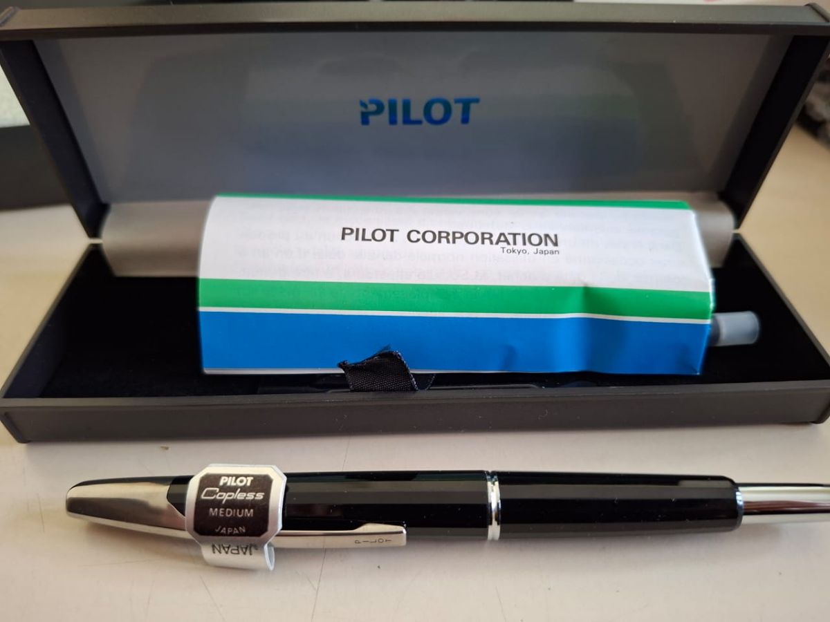 Pluma retráctil Pilot Capless Medium