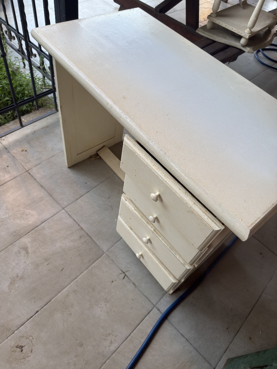 Juego escritorio+ mesa de luz