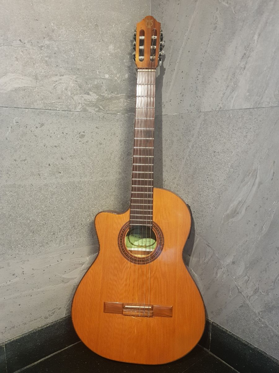 Guitarra Criolla Antigua Casa Nuñez con Ecualizador Impecable - Zurda
