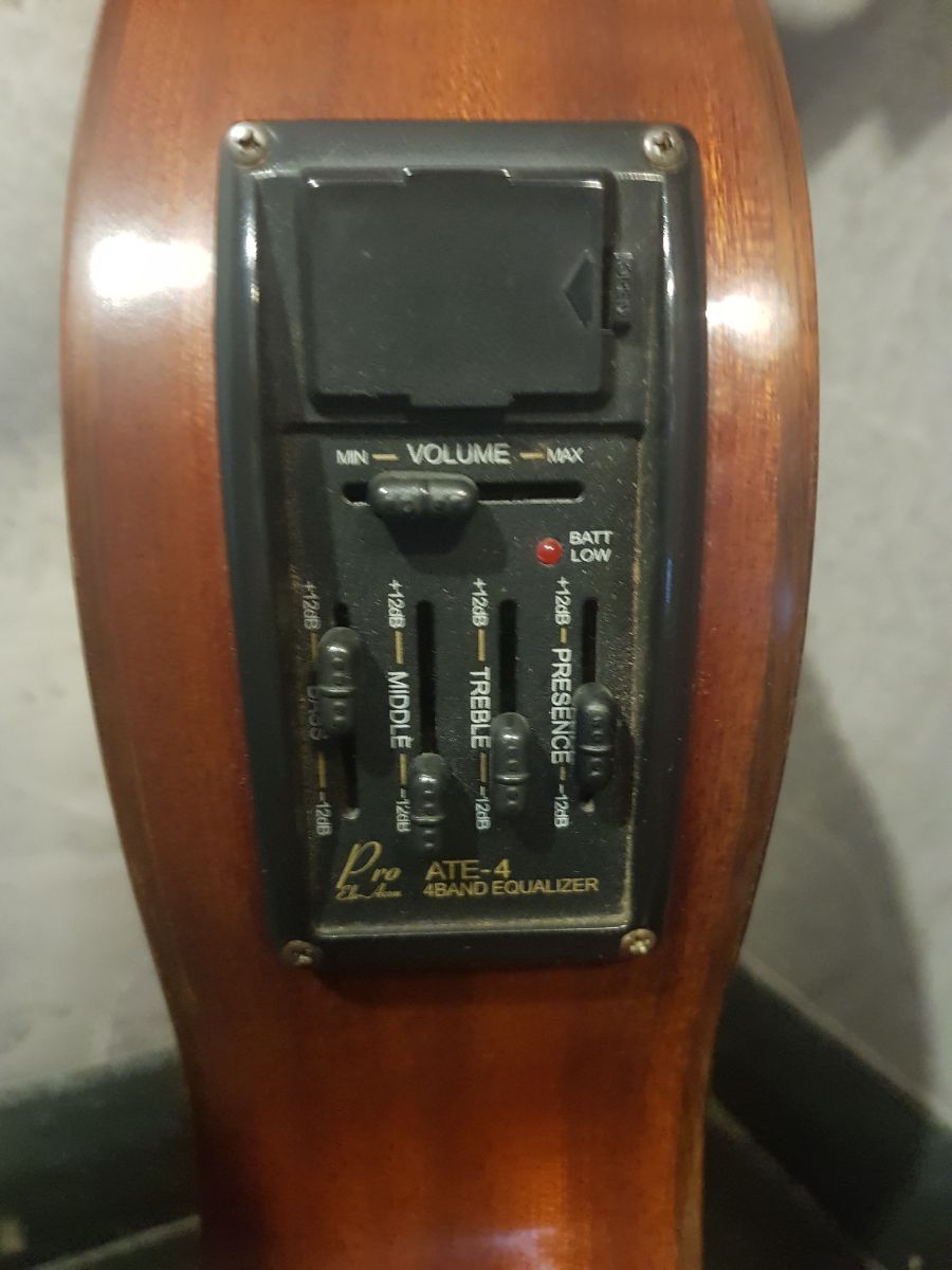 Guitarra Criolla Antigua Casa Nuñez con Ecualizador Impecable - Zurda