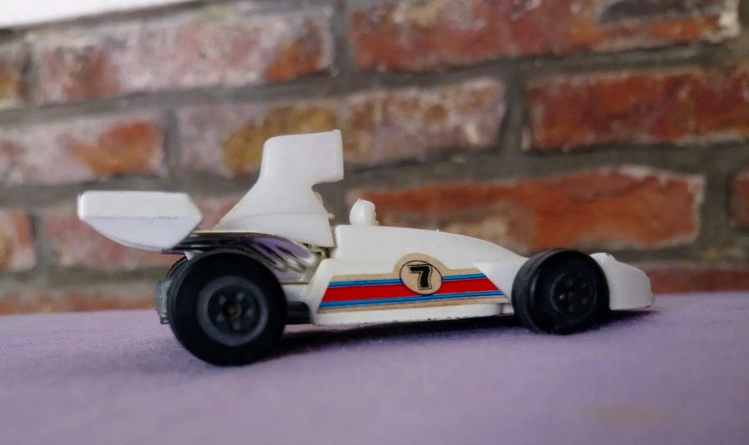 2 Autos Jet a escala BT44 Blanco y BT44X Rojo
