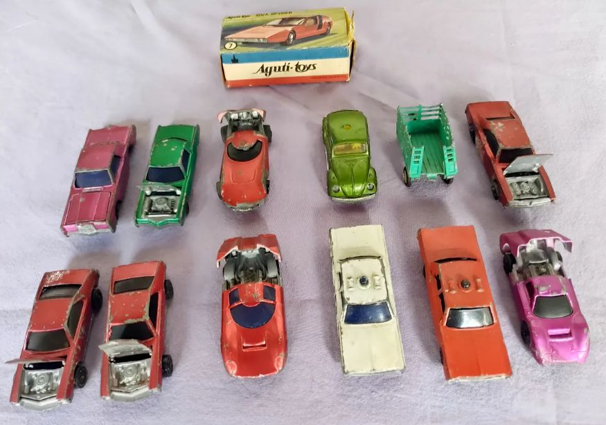 12 Autos A Escala 1:64 Y Una Caja Para Auto Agusti Toys