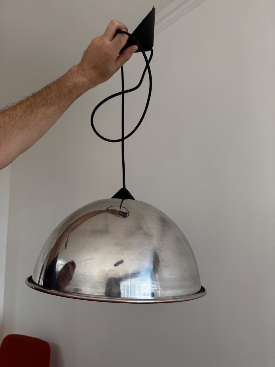 Lámpara de acero con interior naranja