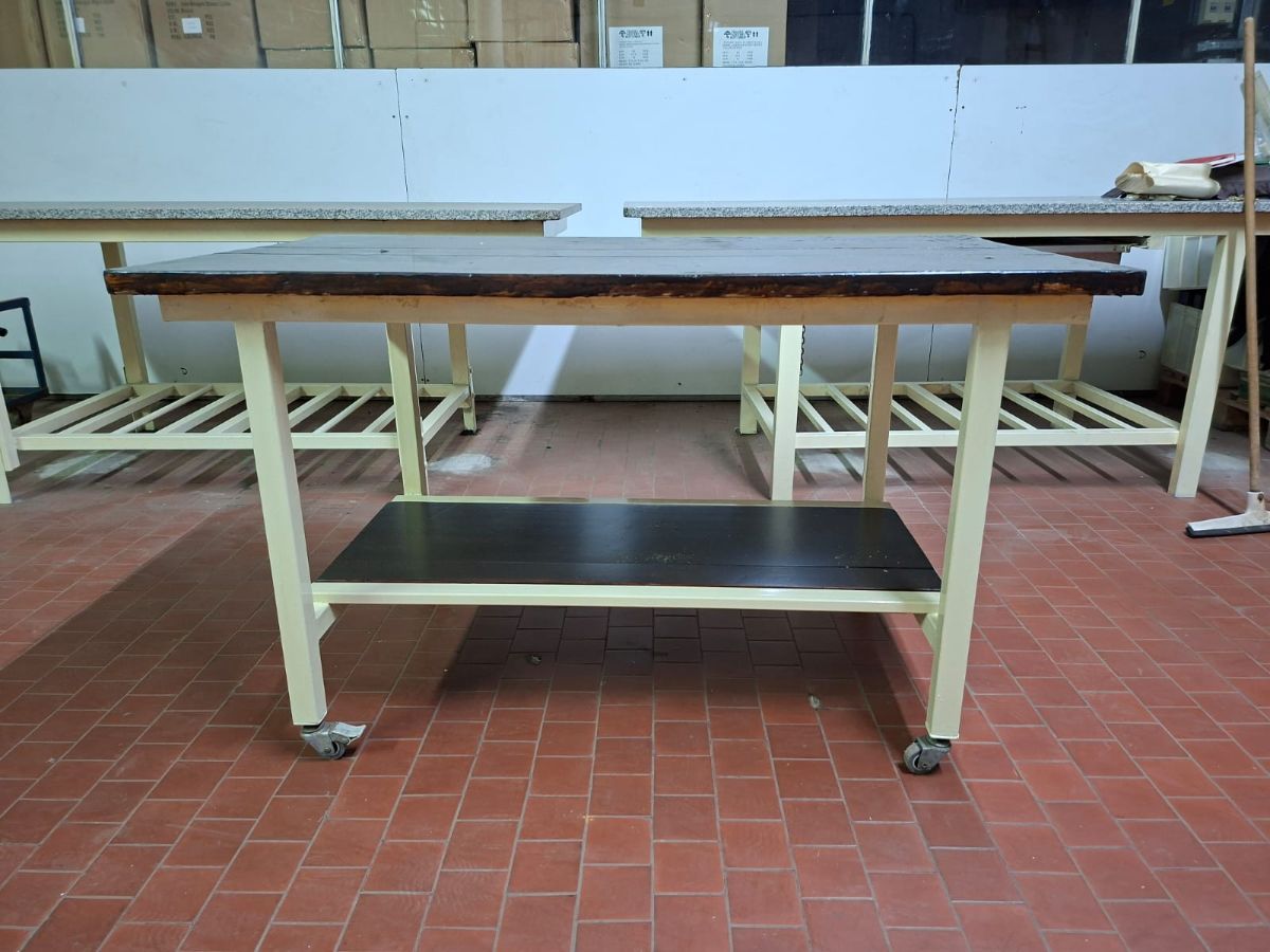 Mesa de trabajo placa de madera y estructura metalica con ruedas