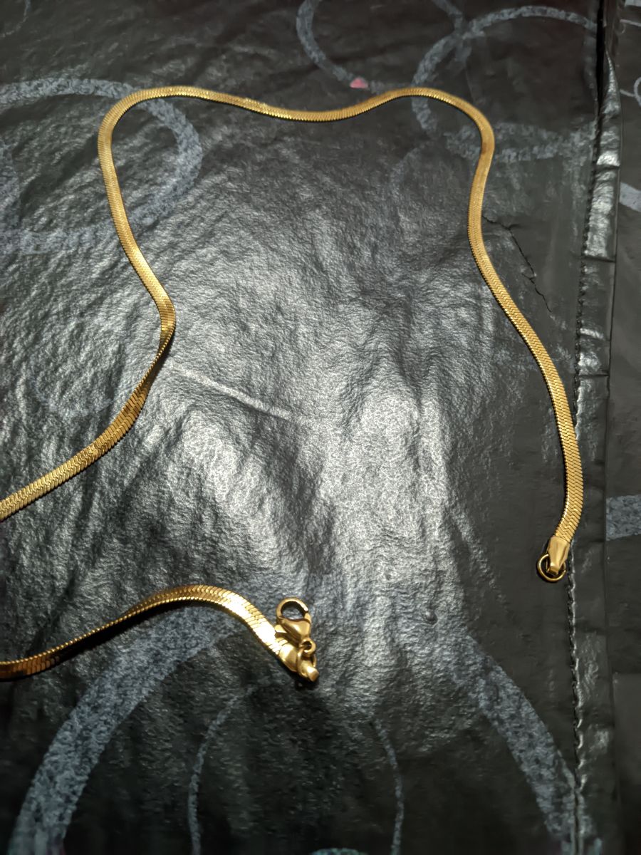Cadena plana de acero dorado 