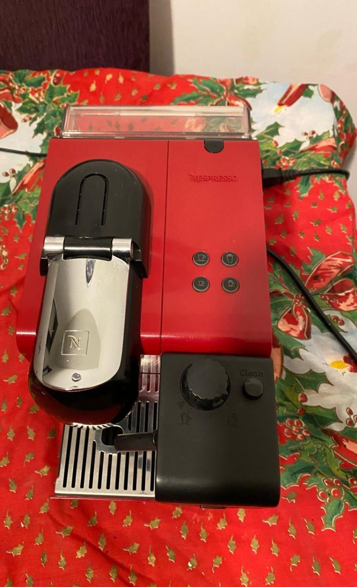 Cafetera Nespresso Lattissima+ Roja F411 - 19 Bares - Fabricada en Italia
