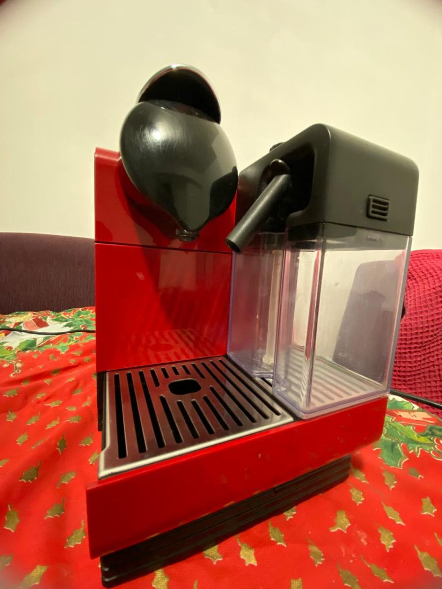 Cafetera Nespresso Lattissima+ Roja F411 - 19 Bares - Fabricada en Italia