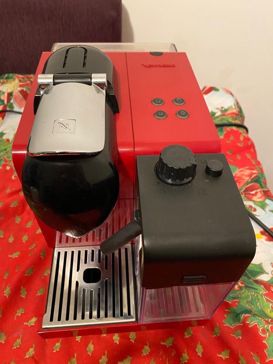Cafetera Nespresso Lattissima+ Roja F411 - 19 Bares - Fabricada en Italia