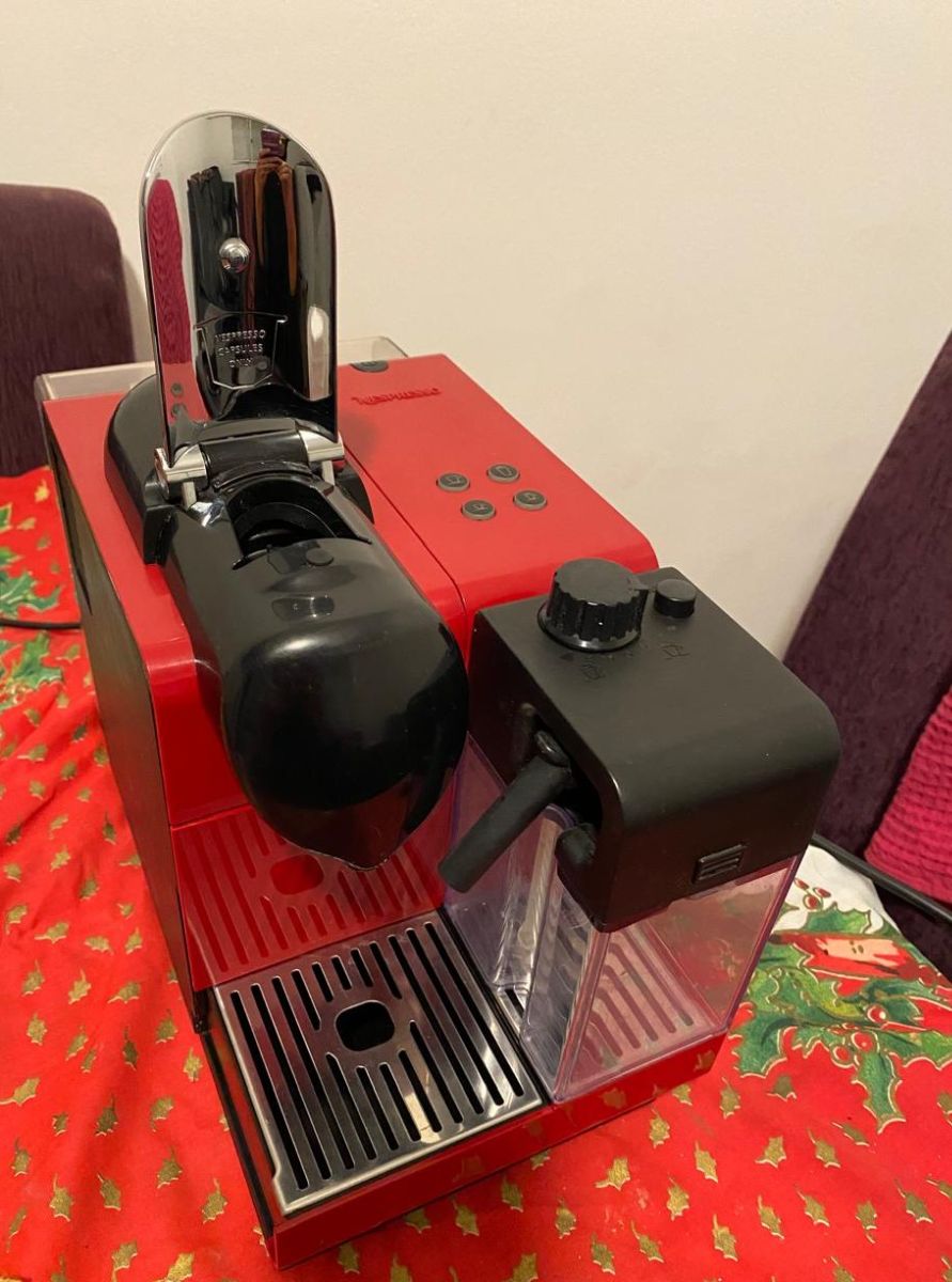 Cafetera Nespresso Lattissima+ Roja F411 - 19 Bares - Fabricada en Italia