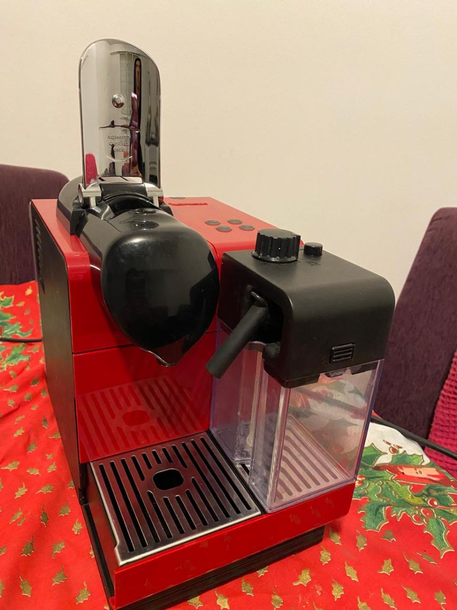 Cafetera Nespresso Lattissima+ Roja F411 - 19 Bares - Fabricada en Italia