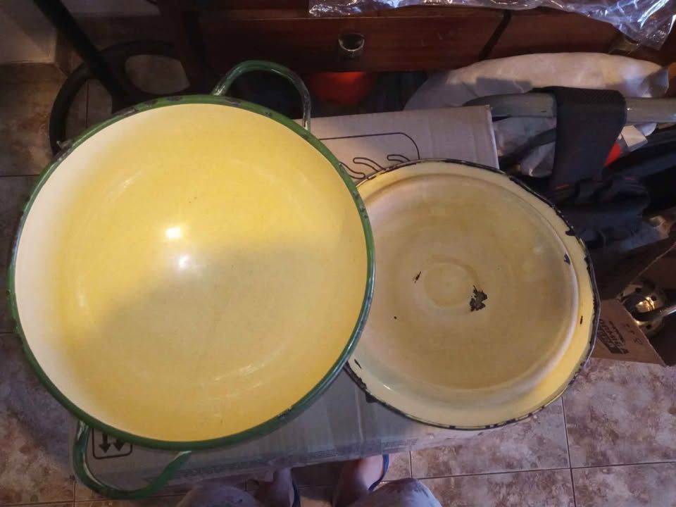 Salsera antigua con tapa.