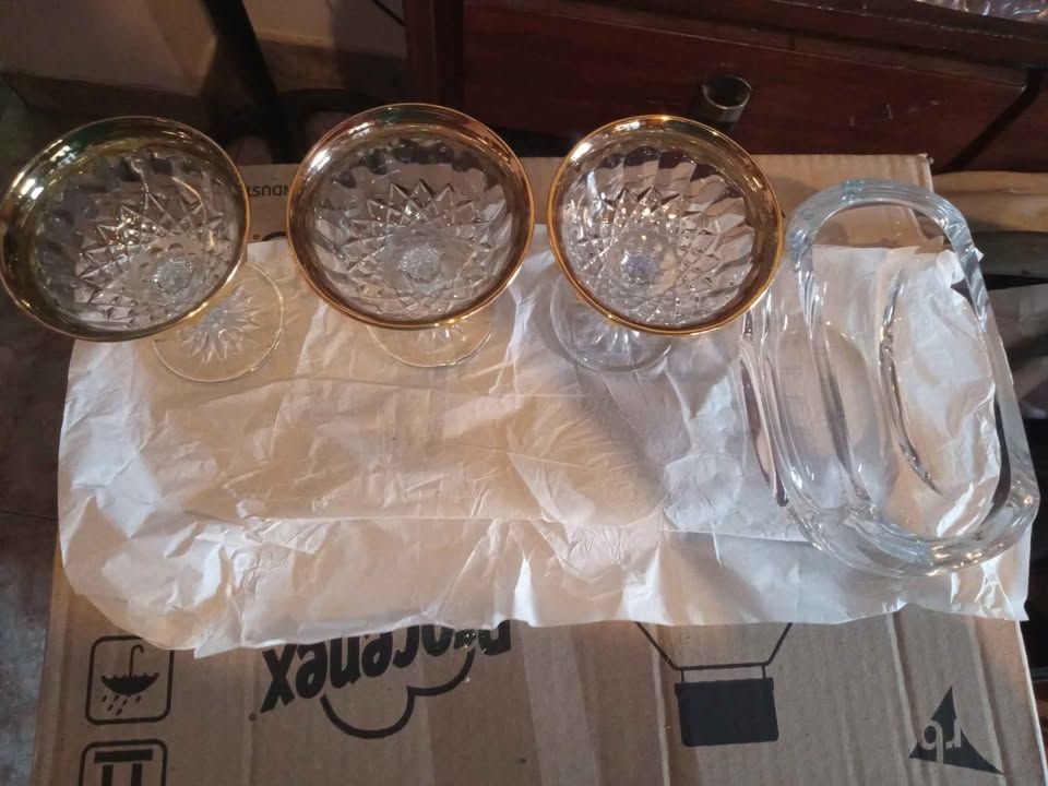3 copas de cristal borde bañado en oro + florero de cristal.