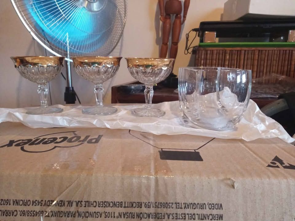 3 copas de cristal borde bañado en oro + florero de cristal.
