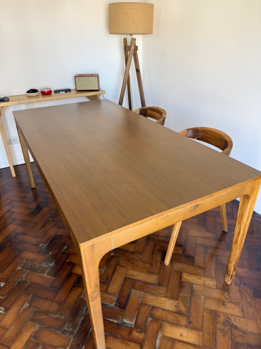 Vendo mesa y sillas de petiribi