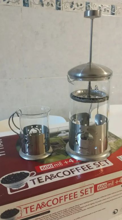 Cafetera Francesa Con Embolo 600ml + 4 tazas de Vidrio