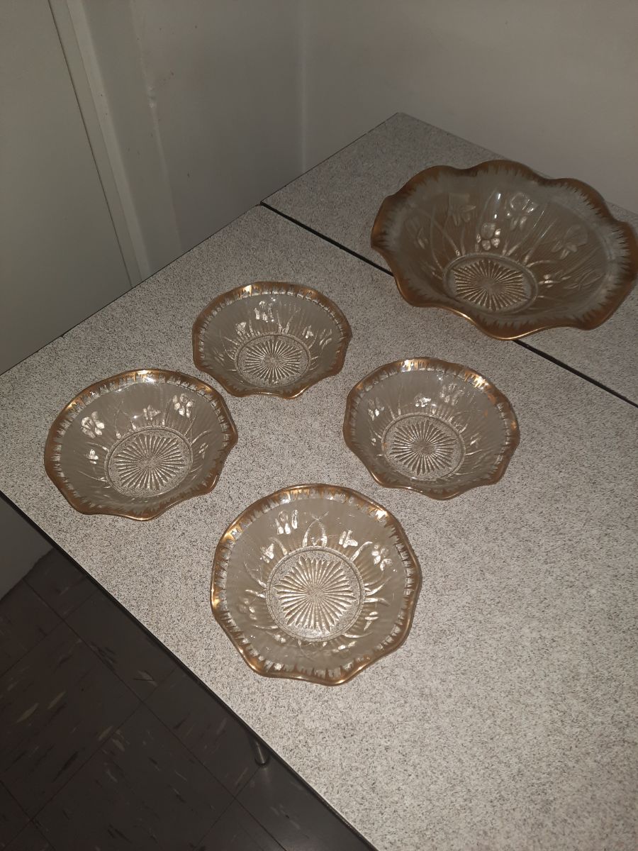 ANTIGUA COMPOTERA DE VIDRIO LABRADO