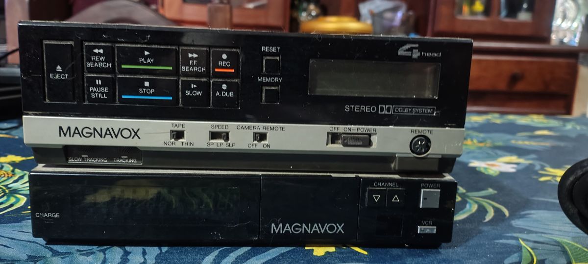 Video cámara reproductor VHS estilo periodista magnavox echo en Japón y cámara funcionando