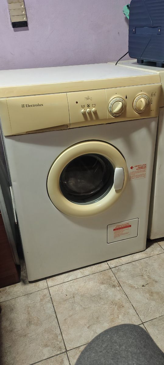 Lavarropa electrolux modelo 757 usado buen estado funcional de 6k con sus accesorios bien cuidado