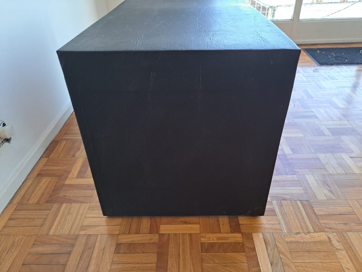 Mesita negra cuerina