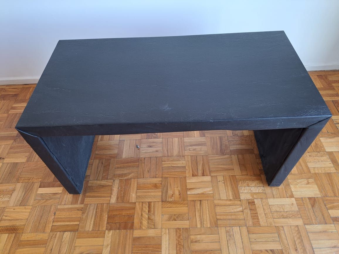 Mesita negra cuerina