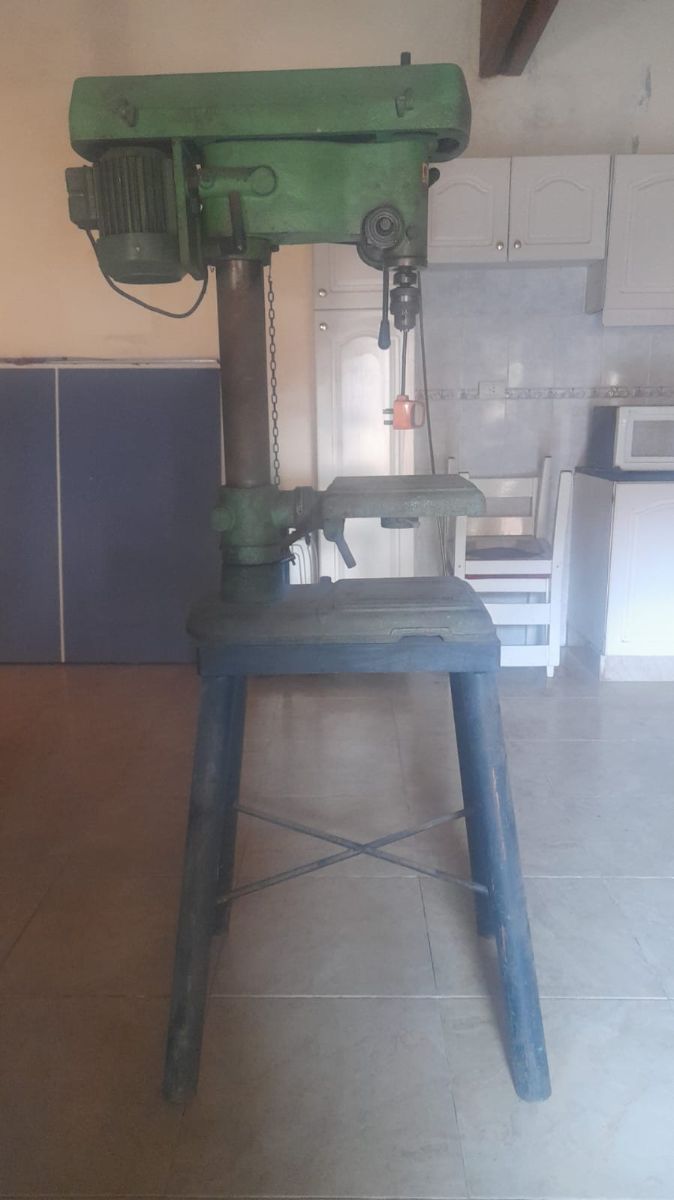 Máquina de agujerear con pie