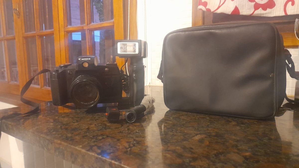CAMARA CANON CON FLASH VINTAGE