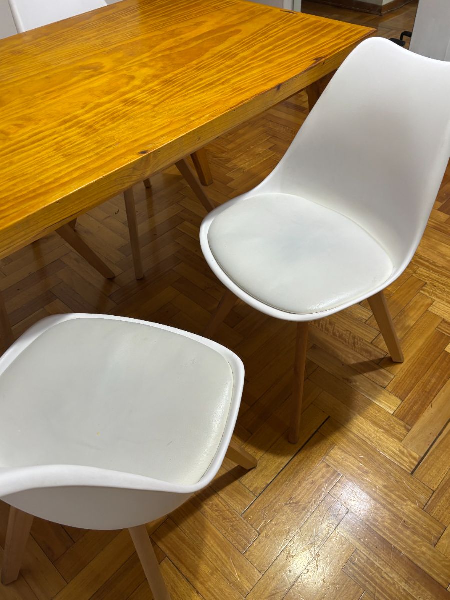 Mesa de comedor con sillas tulip