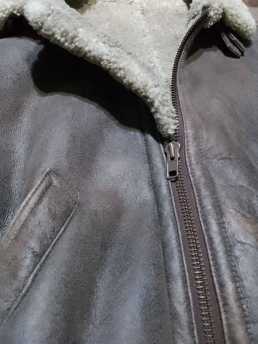 Campera de cuero genuino argentino con corderito en todo el interior.