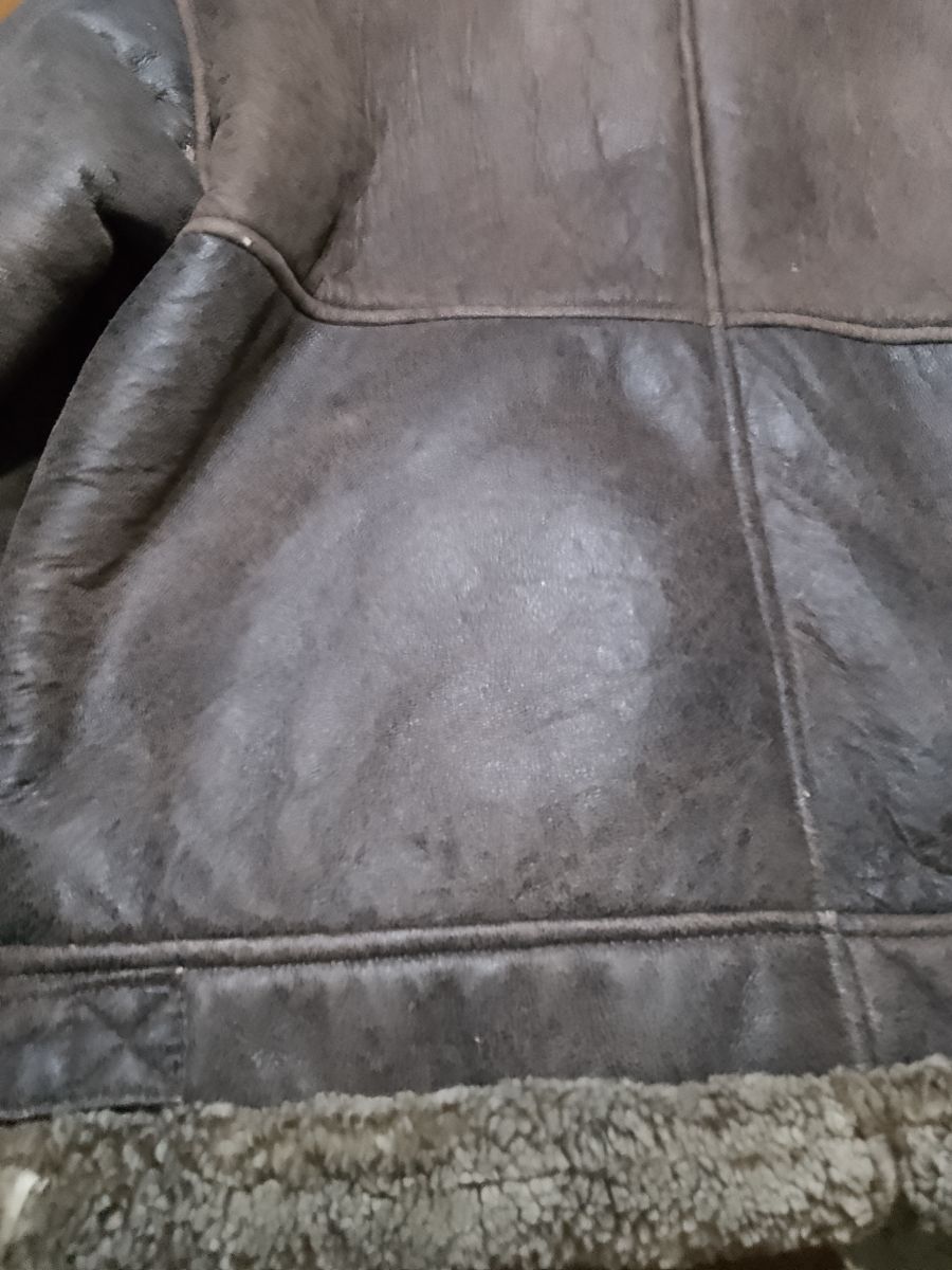 Campera de cuero genuino argentino con corderito en todo el interior.