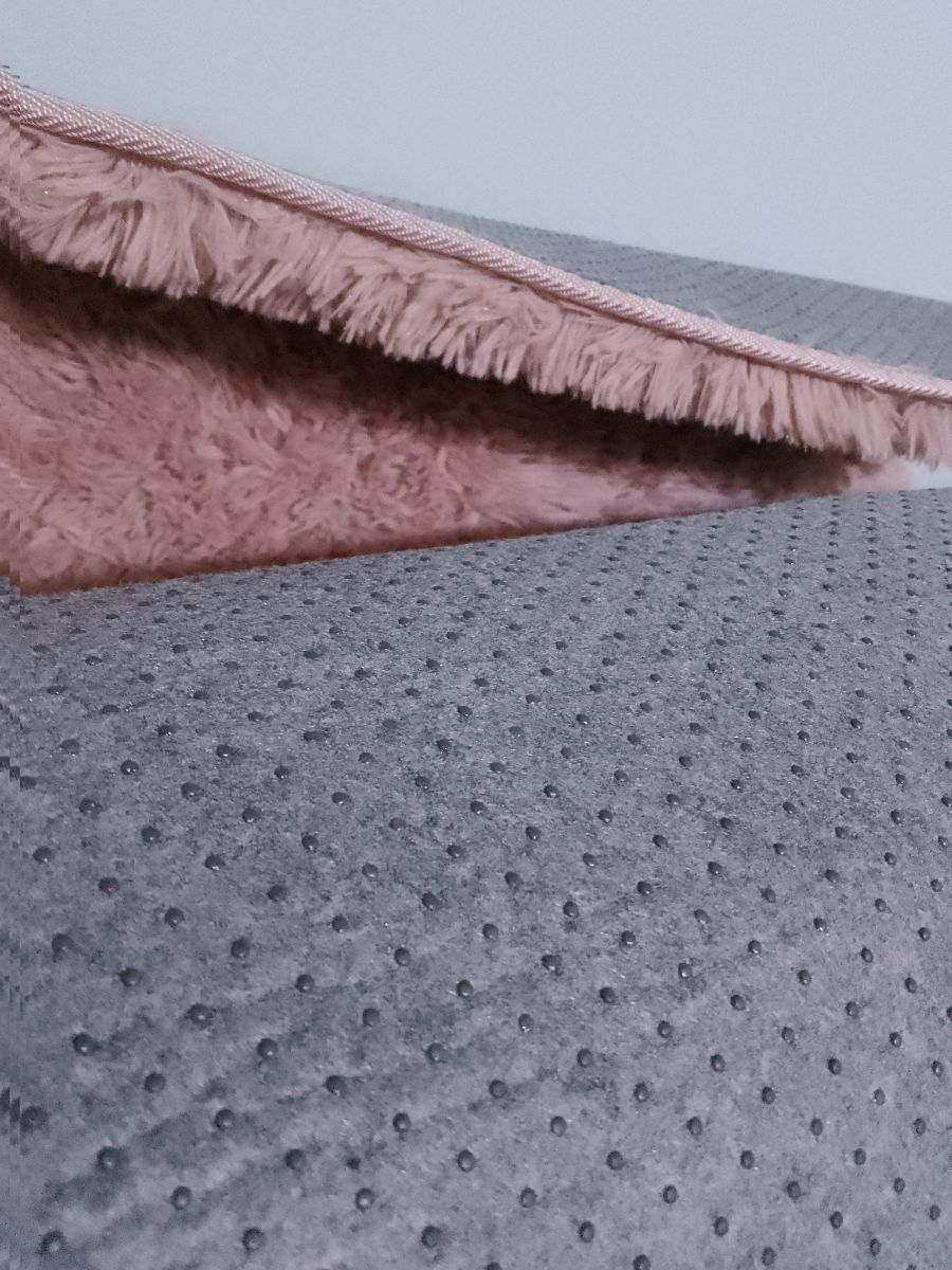 Alfombra Nórdica de pelo largo de 1 metro x 1, 40cm. Color rosa dior y base antideslizante gris.