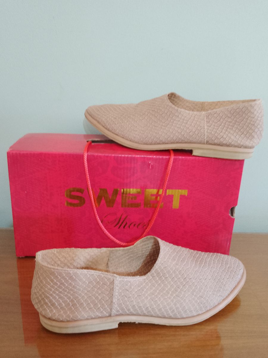Zapatos de Mujer tipo ballerina en punta, N* 36 de cuero blando croco, beige claro.